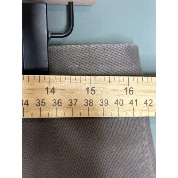 Banana Republic Men's 34" x 32" Classic Fit Chino's Straight Leg - Picture 3 of 13